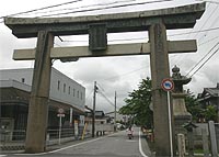 咹